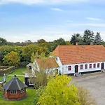 750 M2 Countryside Idyll With Activity Фермерский дом Хадерслев
