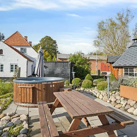 580 M2 Countryside Idyll With Activity *