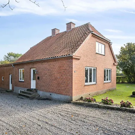 580 M2 Countryside Idyll With Activity *