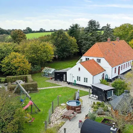 580 M2 Countryside Idyll With Activity *